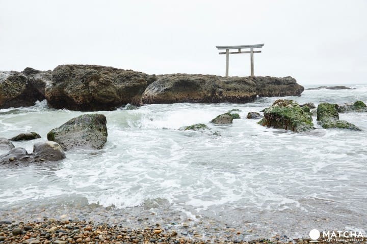 Sự hòa quyện giữa sóng biển và cổng đền Torii. Đền thờ Oarai Isosaki - một địa điểm tràn đầy năng lượng đứng đầu ở tỉnh Ibaraki