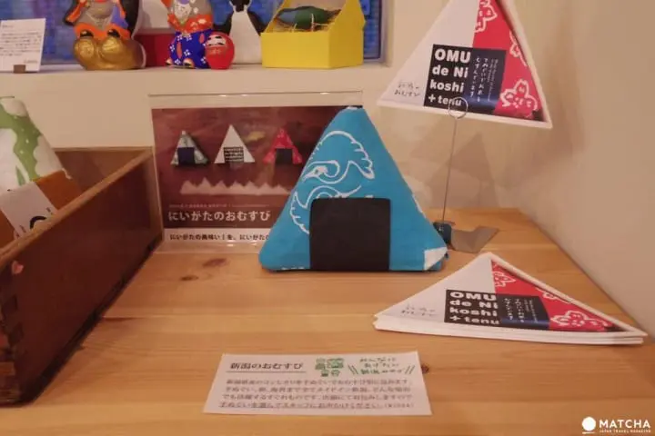 hickory03travelersにあるおむすび型のコシヒカリ（お米）のお土産