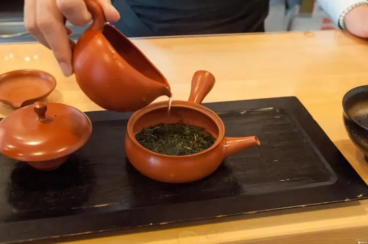 在表參道品茶享甜慢聊的空間：茶茶の間