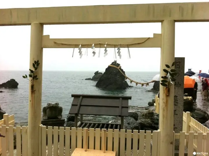 The Wedded Rocks - A Stunning Sight Off Mie’s Coastline