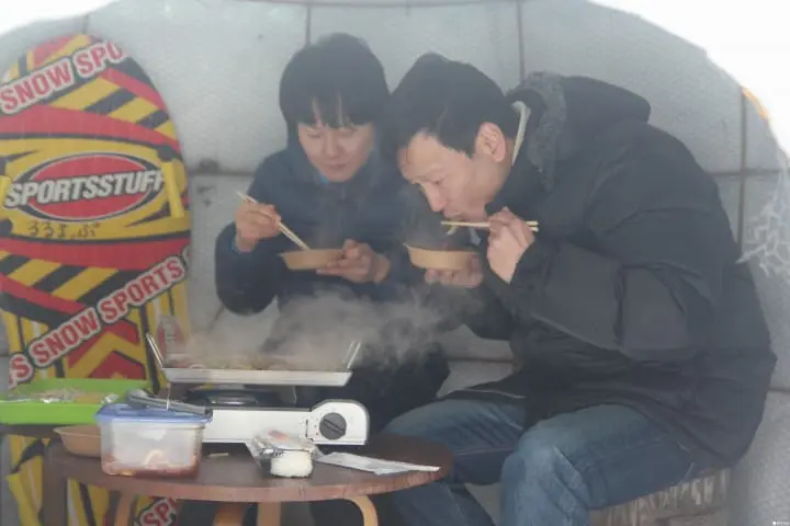 【北海道 惠庭】雪國美食與玩樂體驗全都包！必嚐在雪屋中品嚐暖呼呼成吉思汗鍋。