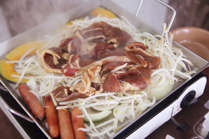 【北海道 惠庭】雪國美食與玩樂體驗全都包！必嚐在雪屋中品嚐暖呼呼成吉思汗鍋。