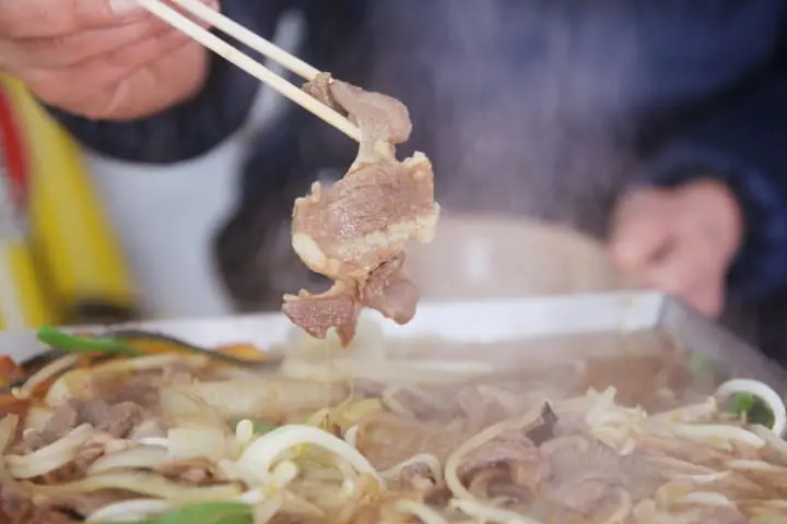 【北海道 惠庭】雪國美食與玩樂體驗全都包！必嚐在雪屋中品嚐暖呼呼成吉思汗鍋。