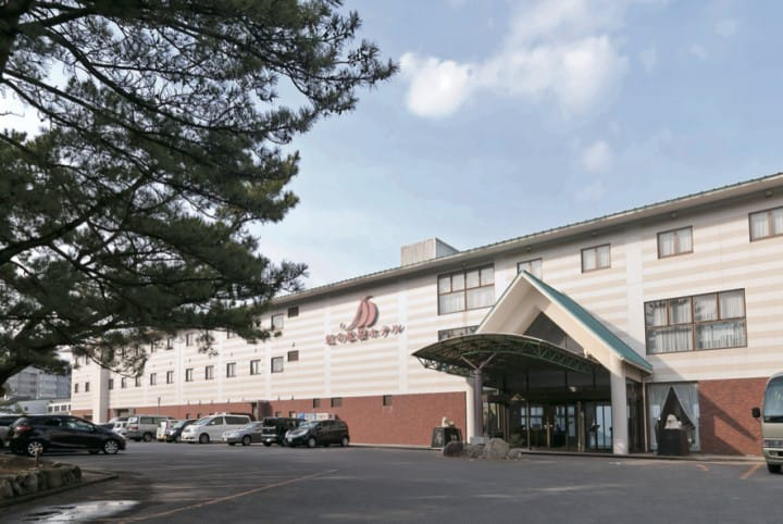 Stay at affordable lodging with hot springs near major tourist spots. Get an international driver’s license and see untraveled byways and old Japan