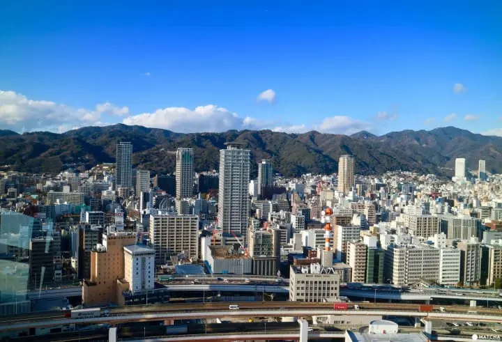 青空に映える赤いランドマーク！高さ108メートルを誇る神戸ポートタワーの魅力