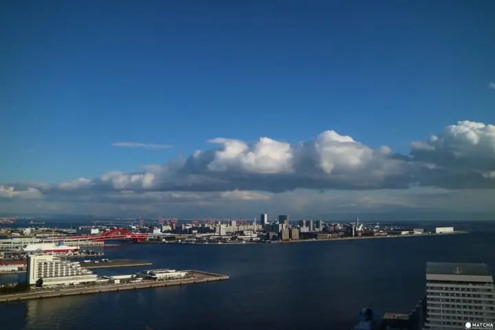 青空に映える赤いランドマーク！高さ108メートルを誇る神戸ポートタワーの魅力