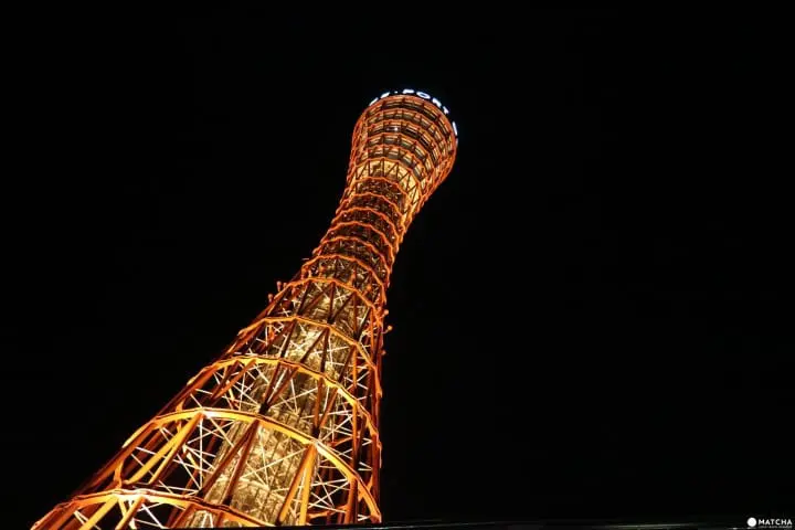 青空に映える赤いランドマーク！高さ108メートルを誇る神戸ポートタワーの魅力