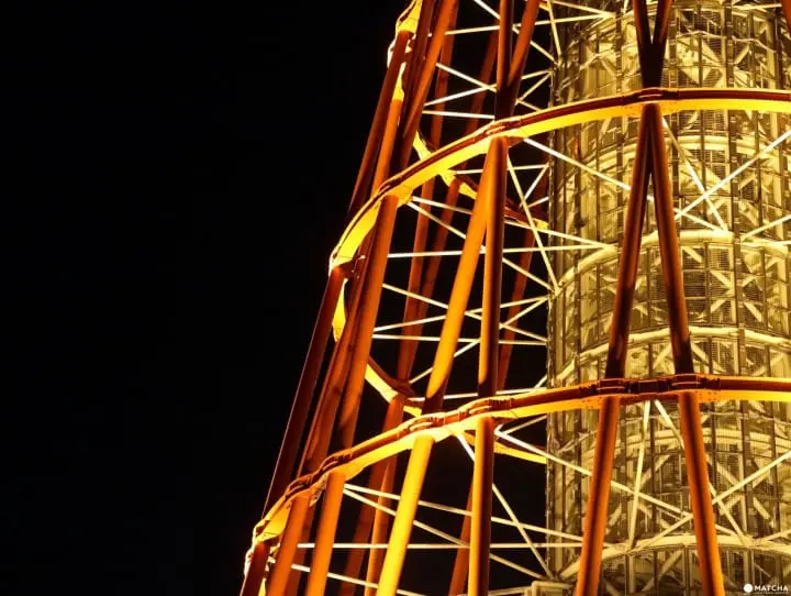 青空に映える赤いランドマーク！高さ108メートルを誇る神戸ポートタワーの魅力