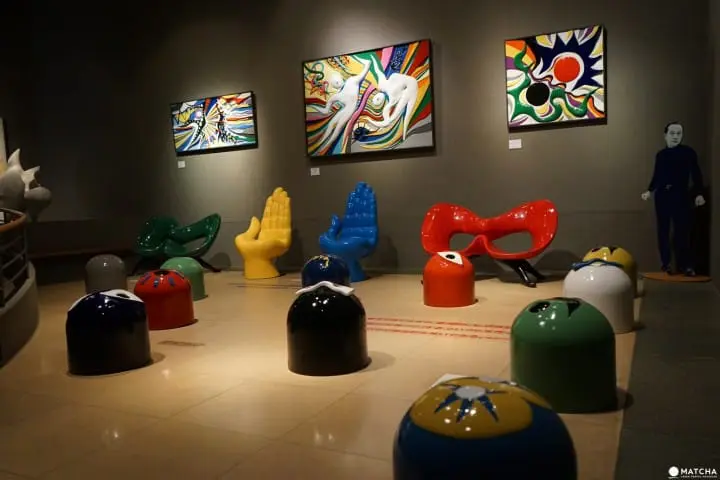 川崎市冈本太郎美术馆　坐ることを拒否する椅子