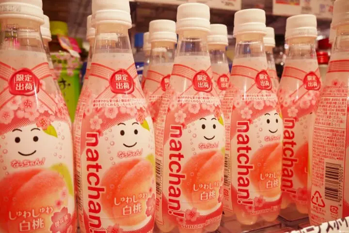 日本超市里春色粉嫩的桃梅限定商品