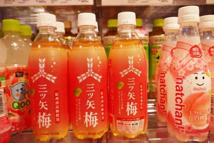 日本超市里春色粉嫩的桃梅限定商品