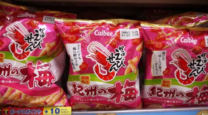 日本超市里春色粉嫩的桃梅限定商品