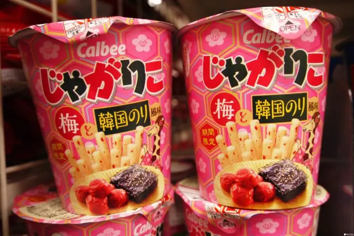 日本超市里春色粉嫩的桃梅限定商品