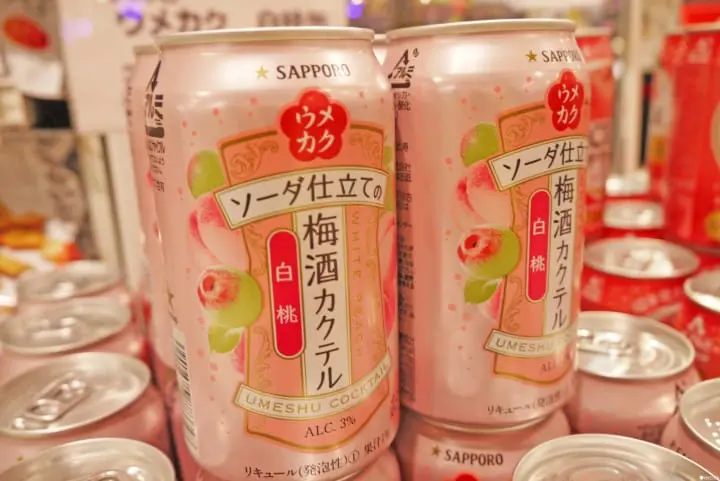 日本超市里春色粉嫩的桃梅限定商品