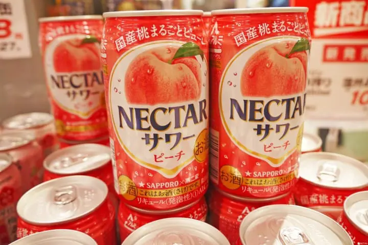 日本超市里春色粉嫩的桃梅限定商品