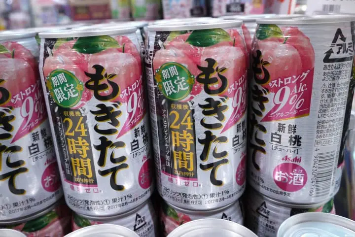 日本超市里春色粉嫩的桃梅限定商品