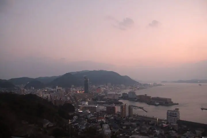 只要五分鐘，讓你享盡本州與九州的港都觀光風情：搭快艇穿越關門海峽吧