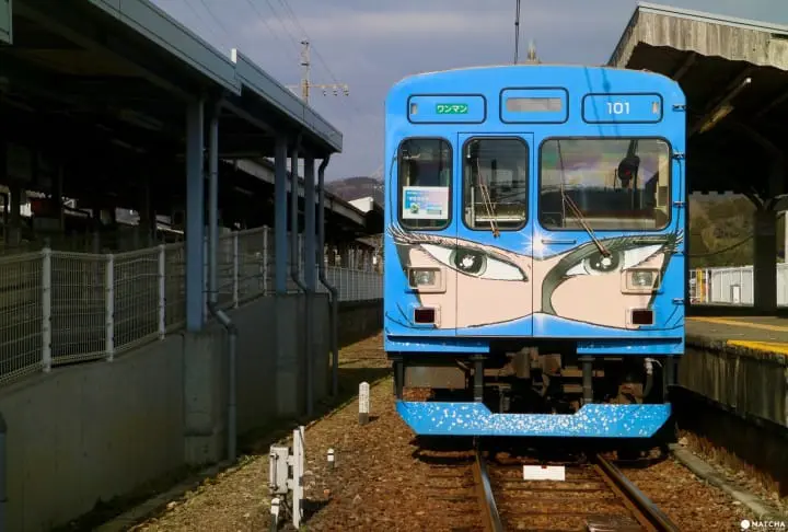 忍者列車で行こう!三重県伊賀鉄道のユニークなラッピング電車の旅