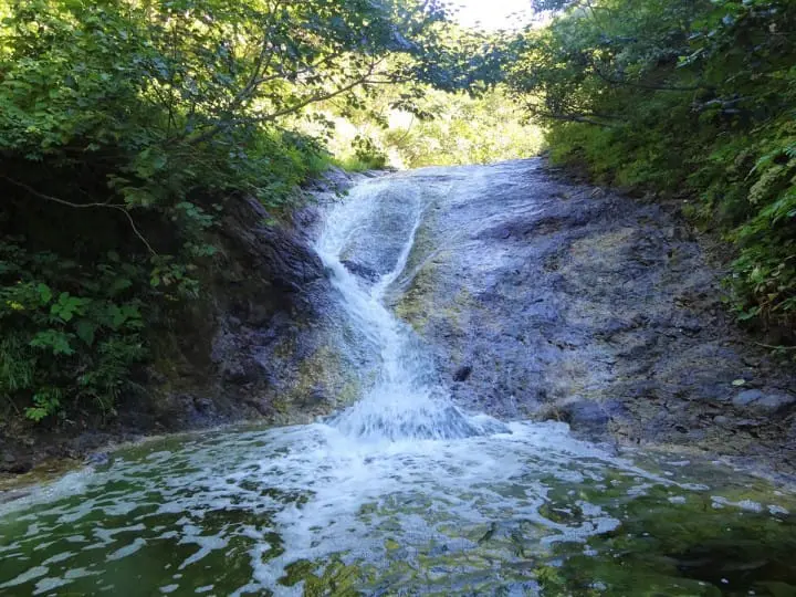 世界遺産・知床の温泉が流れる不思議なカムイワッカ湯の滝〜ツアーとホテルなど〜