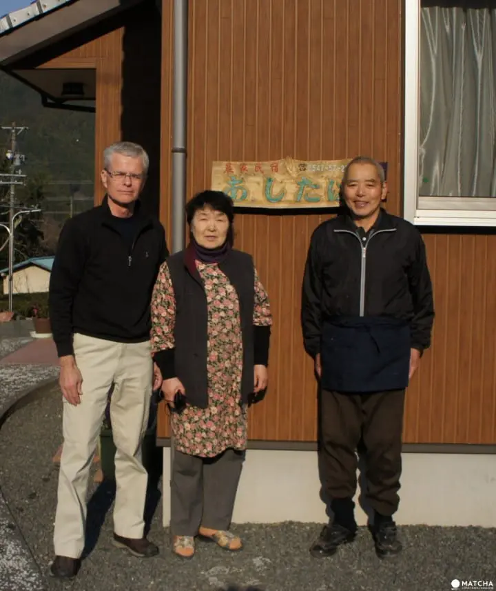 Ride a steam locomotive along the beautiful Oigawa Valley in Shizuoka and stay at Japanese farmhouses surrounded by tea fields and the foothills of Fujisan.