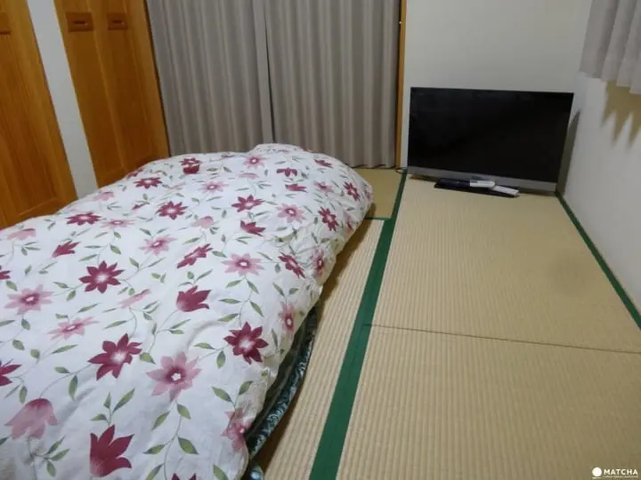 Ride a steam locomotive along the beautiful Oigawa Valley in Shizuoka and stay at Japanese farmhouses surrounded by tea fields and the foothills of Fujisan.