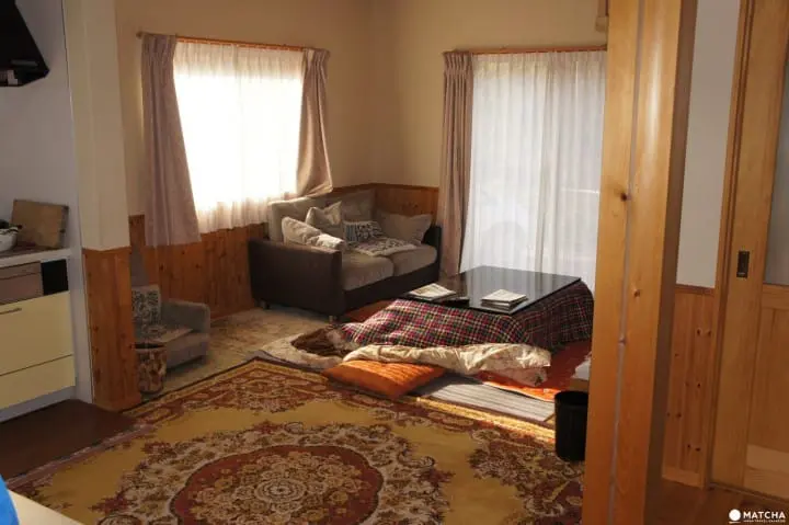 Ride a steam locomotive along the beautiful Oigawa Valley in Shizuoka and stay at Japanese farmhouses surrounded by tea fields and the foothills of Fujisan.