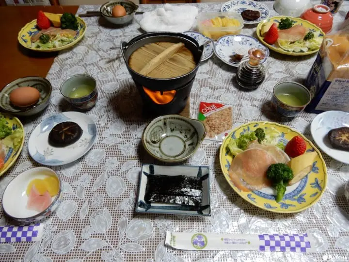 Ride a steam locomotive along the beautiful Oigawa Valley in Shizuoka and stay at Japanese farmhouses surrounded by tea fields and the foothills of Fujisan.