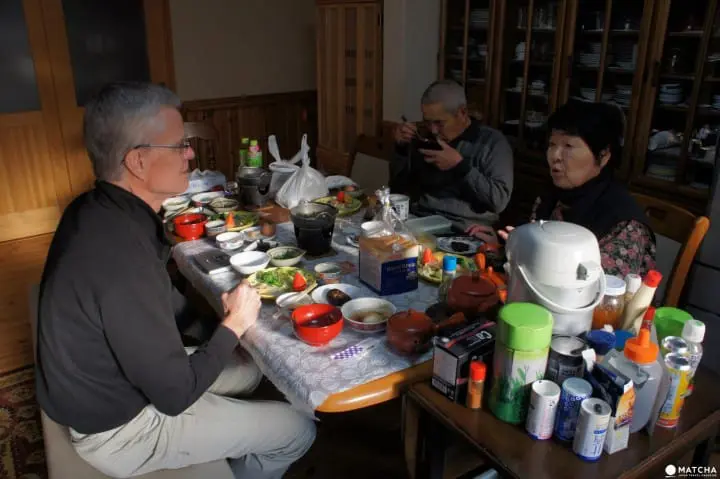 Ride a steam locomotive along the beautiful Oigawa Valley in Shizuoka and stay at Japanese farmhouses surrounded by tea fields and the foothills of Fujisan.