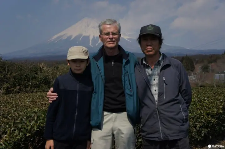 Ride a steam locomotive along the beautiful Oigawa Valley in Shizuoka and stay at Japanese farmhouses surrounded by tea fields and the foothills of Fujisan.