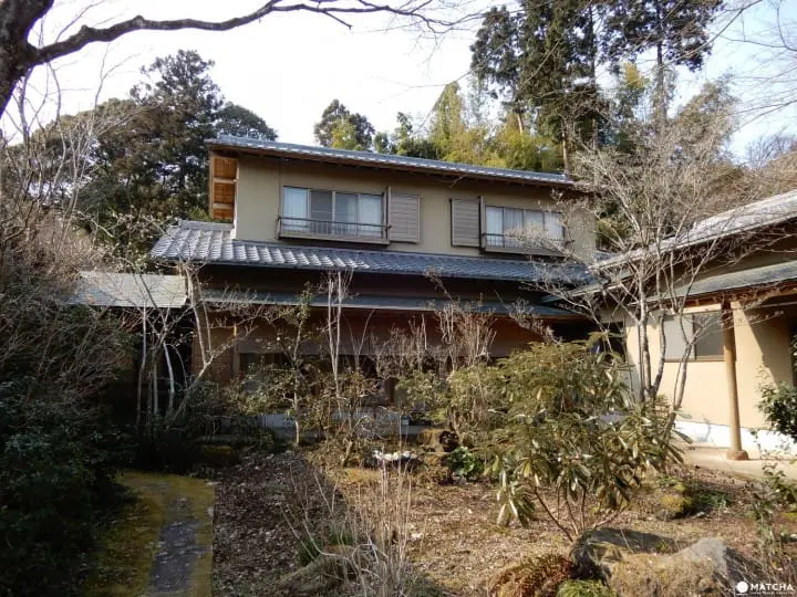 Ride a steam locomotive along the beautiful Oigawa Valley in Shizuoka and stay at Japanese farmhouses surrounded by tea fields and the foothills of Fujisan.