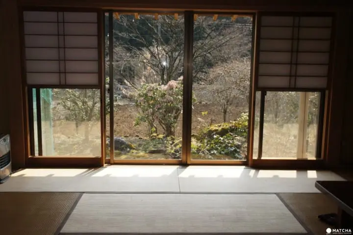 Ride a steam locomotive along the beautiful Oigawa Valley in Shizuoka and stay at Japanese farmhouses surrounded by tea fields and the foothills of Fujisan.