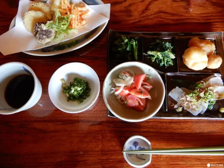 Ride a steam locomotive along the beautiful Oigawa Valley in Shizuoka and stay at Japanese farmhouses surrounded by tea fields and the foothills of Fujisan.