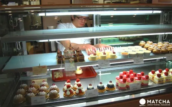 Ride a steam locomotive along the beautiful Oigawa Valley in Shizuoka and stay at Japanese farmhouses surrounded by tea fields and the foothills of Fujisan.