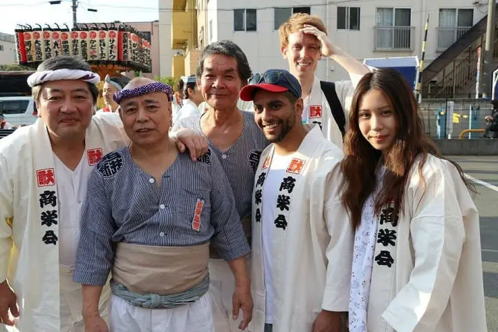 西新井大師の「花まつり」で神輿担ぎに挑戦！