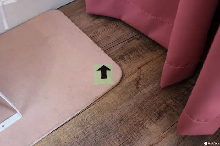 SEKAI CAFE Asakusa　礼拝スペース　矢印