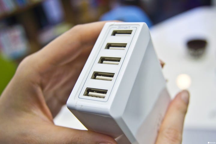 五孔充電器 白