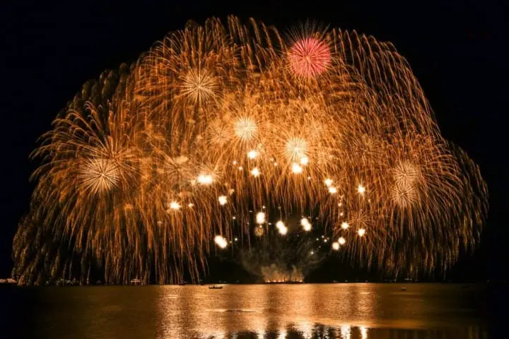 全攻略水上花火“五选”！海＋花火＝无敌美景