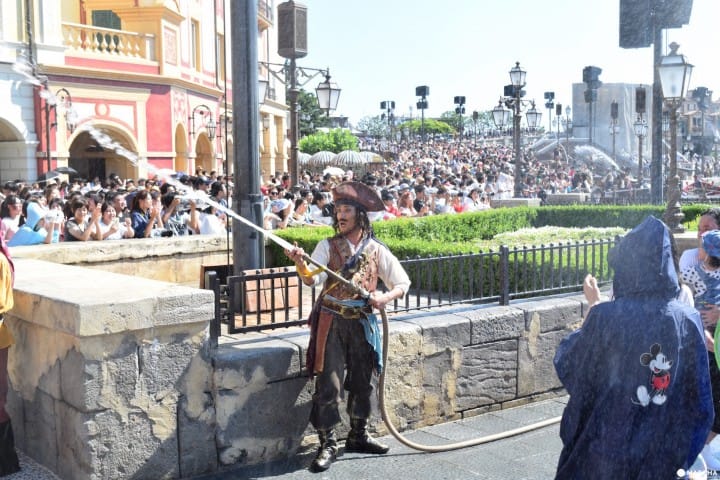 水をかける海賊があちらこちらにいます