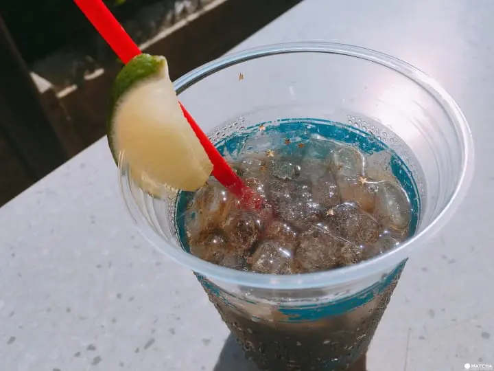 ラム・コークには金の星が浮かんでいます