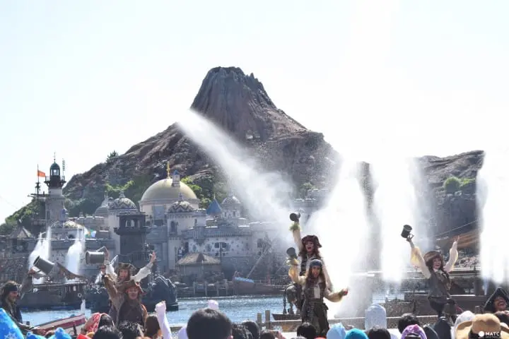 大量の水がゲストにふりまかれます;