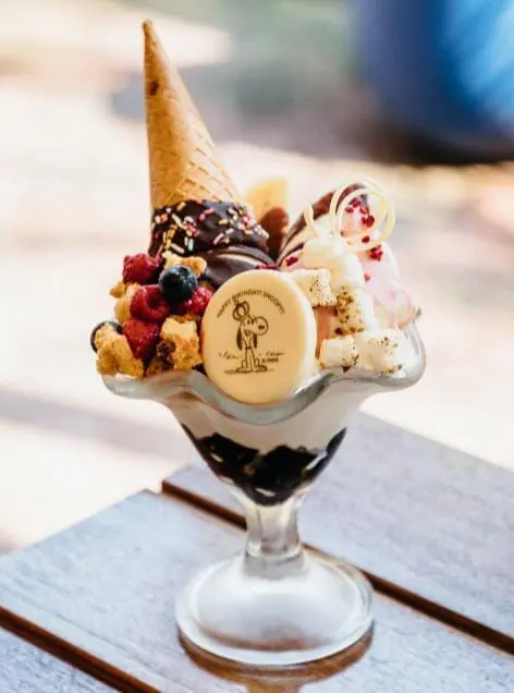 六本木史奴比博物館「史奴比的派對！」活動，推出超可愛史奴比冰品，等你一起來尋寶。