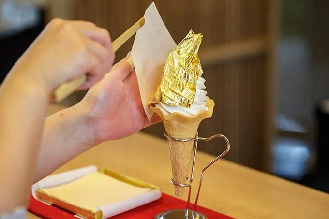 用一只冰淇淋的时间来当土豪！豪气万千的金箔冰淇淋。