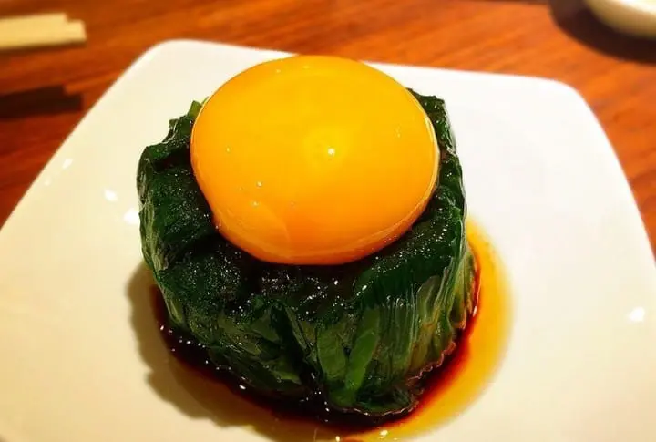 にらの卵黄のっけ