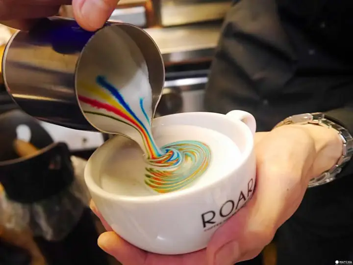 彩虹拉花咖啡制作过程倒进杯子