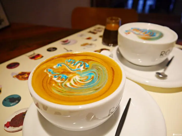 彩虹拉花咖啡拿铁完成品