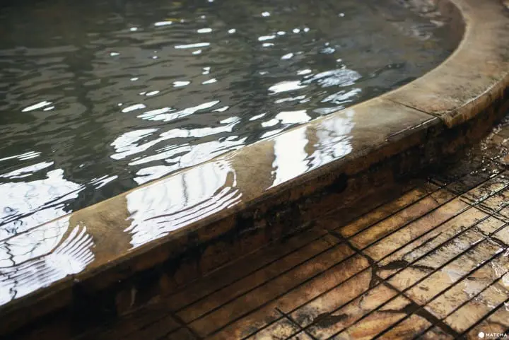 别府の共同浴场では汤船のヘリに腰をかけてはいけない