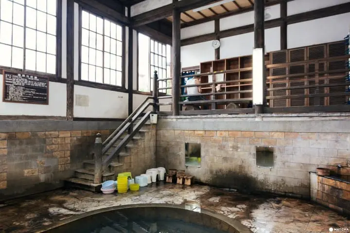 脱衣所から阶段で地下へ下る别府によくあるお风吕の构造