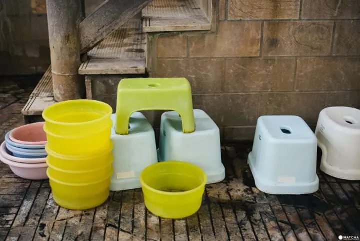 自由に使える洗面器とバスチェア