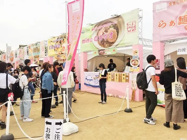 女孩們來「拉麵女子博覽會」大口吃拉麵　