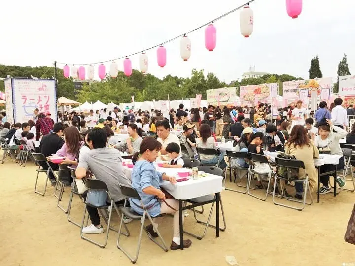 女孩們來「拉麵女子博覽會」大口吃拉麵　